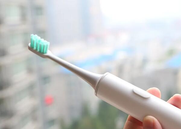 電動(dòng)牙刷會(huì)對(duì)牙齒造成傷害嗎？原來牙齒受損與這兩者有關(guān)