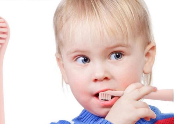 兒童使用電動(dòng)牙刷