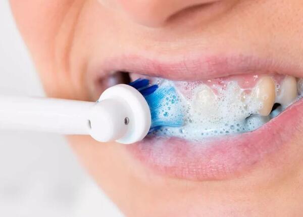 怎樣用電動(dòng)牙刷刷牙？掌握“巴氏刷牙法”，清潔效果更佳！