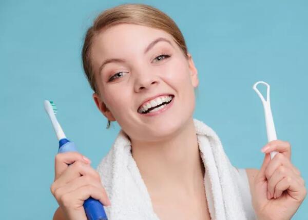 電動(dòng)牙刷怎么刷舌頭？兩分鐘教你學(xué)會(huì)用電動(dòng)牙刷刷牙