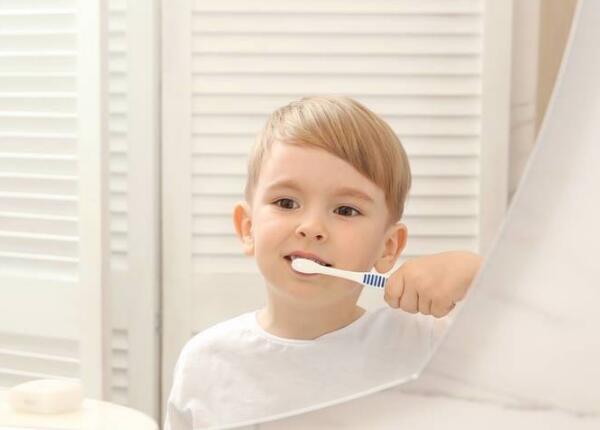 如何用兒童電動(dòng)牙刷刷牙？兒童電動(dòng)牙刷使用方法，一篇全覽