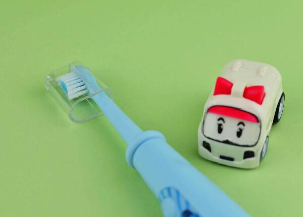 兒童用電動牙刷和普通牙刷哪個好？選用兒童電動牙刷的三大優(yōu)勢