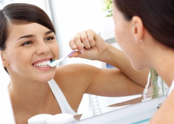 普通牙刷刷牙和電動牙刷刷牙的區(qū)別01