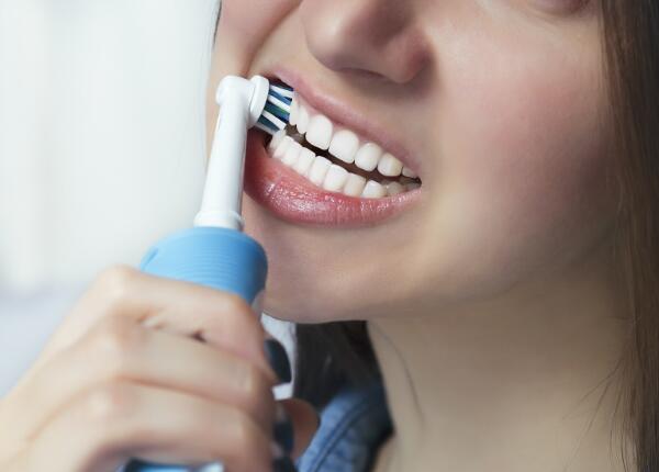 普通牙刷刷牙和電動牙刷刷牙的區(qū)別02