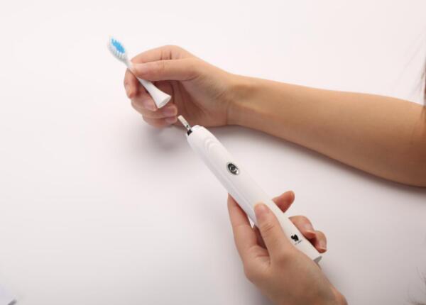 電動(dòng)牙刷多久換一次刷頭合適？電動(dòng)牙刷頭更換周期為三個(gè)月一次