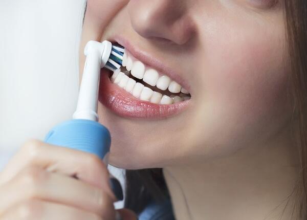 電動(dòng)牙刷好還是手動(dòng)牙刷好 電動(dòng)牙刷好還是手動(dòng)牙刷好