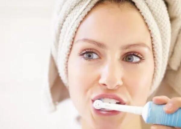 電動(dòng)牙刷當(dāng)手動(dòng)刷干凈嗎？怎么用？