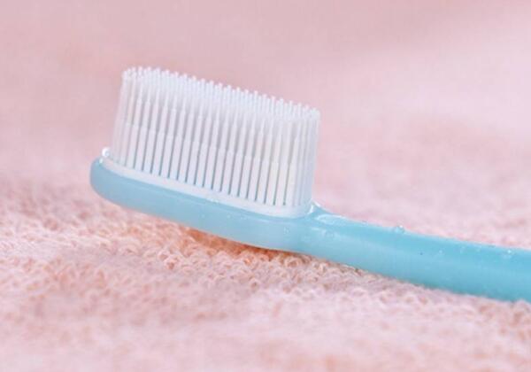 牙醫(yī)推薦牙刷是手動(dòng)還是電動(dòng)？手動(dòng)和電動(dòng)牙刷哪個(gè)更適合你？