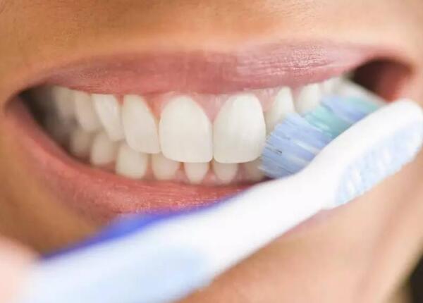 手動(dòng)牙刷使用小常識(shí) 手動(dòng)牙刷使用小常識(shí)