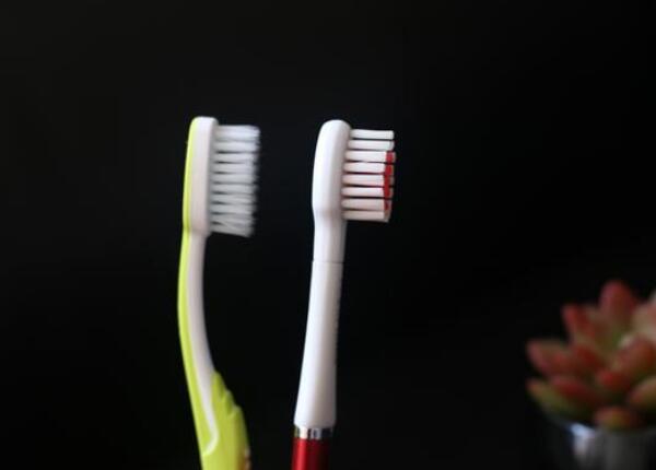 手動牙刷怎么選刷毛？選擇正確刷毛類型，實現(xiàn)有效清潔