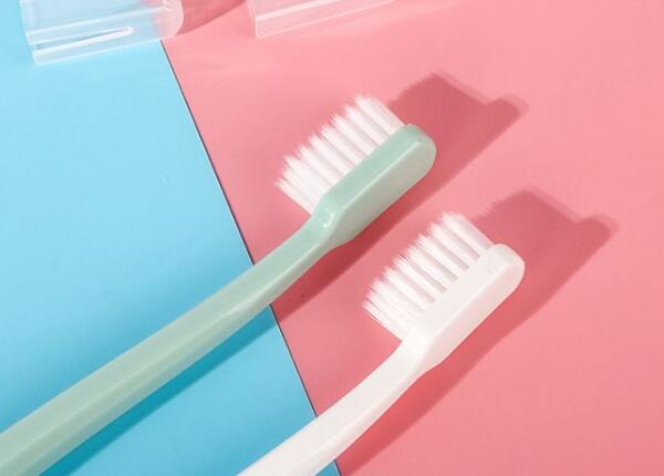 成人用哪種類型的牙刷好？探尋適合您的牙齒保健伴侶！