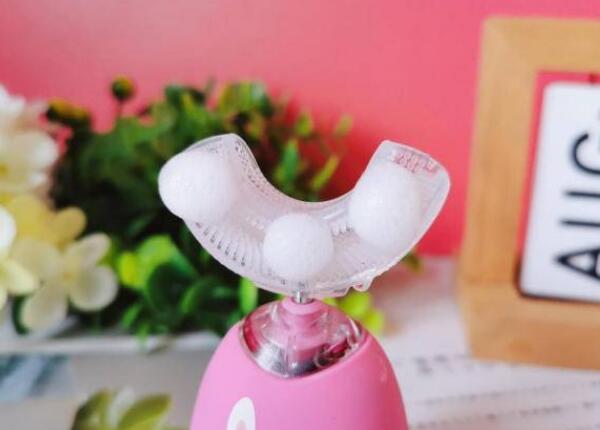 硅膠u型兒童牙刷怎么刷牙？媽媽看完更安心！