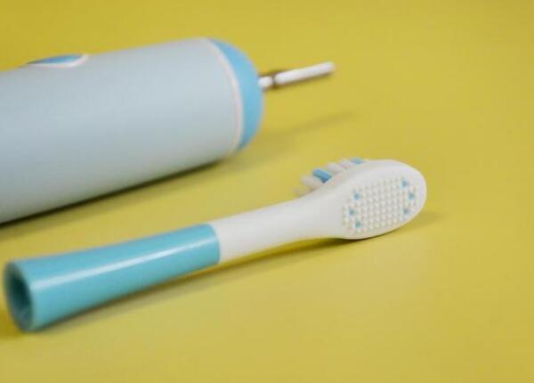 兩歲寶寶怎么用電動(dòng)牙刷？?jī)蓺q寶寶正確使用電動(dòng)牙刷要點(diǎn)