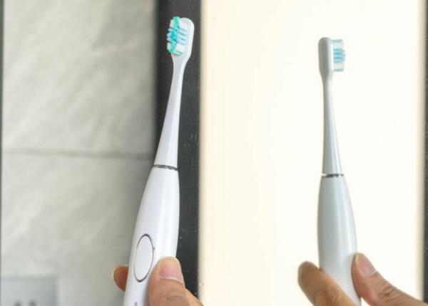 使用電動(dòng)牙刷手抖正常嗎？刷博士來(lái)解答！