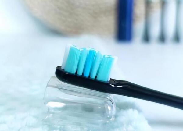 電動(dòng)牙刷的正確使用方法 電動(dòng)牙刷的正確使用方法