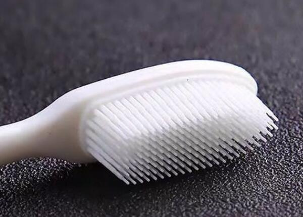 硅膠納米牙刷大頭好用嗎？硅膠納米牙刷優(yōu)勢(shì)與使用事項(xiàng)